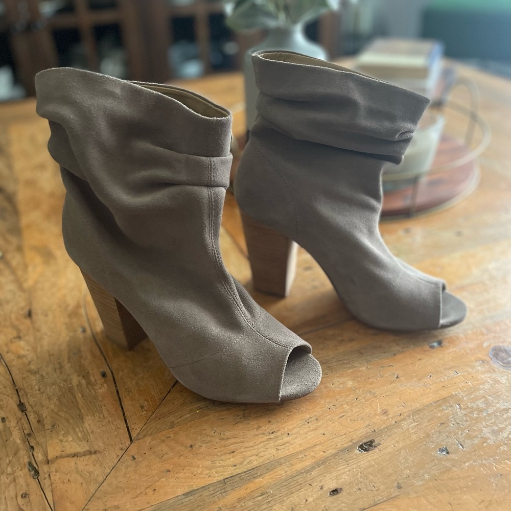 Nine West 10M peep toe slouch boots